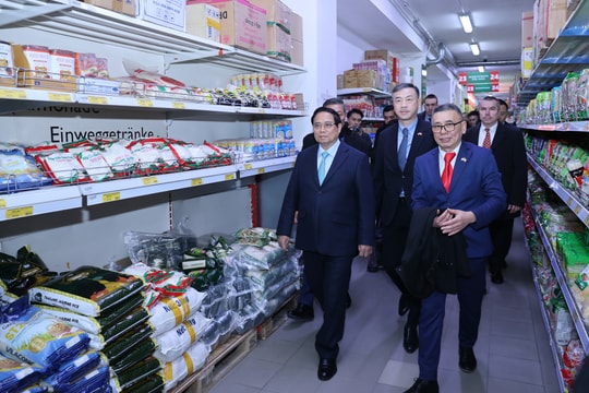 Thủ tướng Phạm Minh Chính thăm Trung tâm thương mại Sapa - một 'Việt Nam thu nhỏ' tại châu Âu