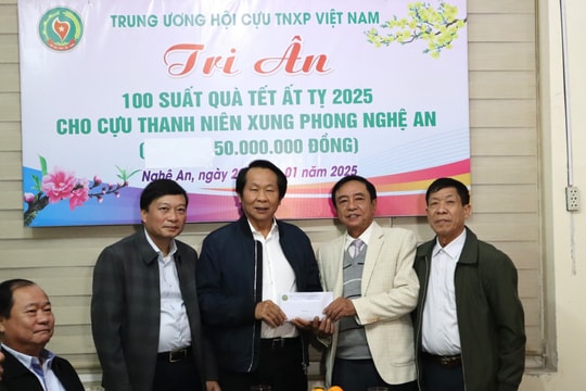 Trung ương Hội Cựu Thanh niên xung phong Việt Nam tặng 100 suất quà cho cựu TNXP Nghệ An nhân dịp Tết Nguyên đán