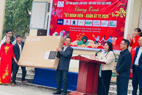 Tạp chí Người Làm Báo tặng quà cho các hộ gia đình khó khăn xã Xuân Lộc,  Hậu Lộc, Thanh Hóa trong chương trình Tết đoàn viên- Xuân Ất Tỵ 2025