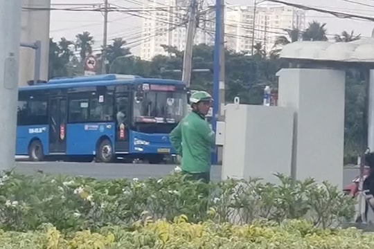 Công an làm việc với người mặc đồ xe công nghệ điều chỉnh đèn giao thông ở TP.HCM