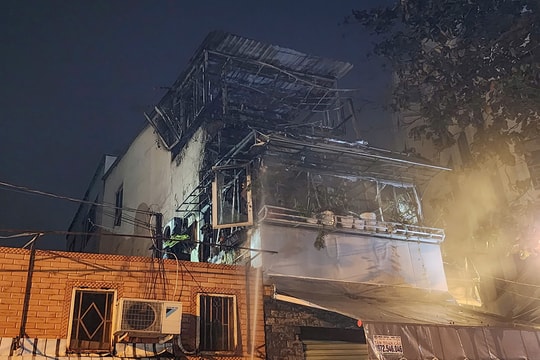 Nhà 4 tầng ở TP. HCM cháy đỏ rực trong đêm