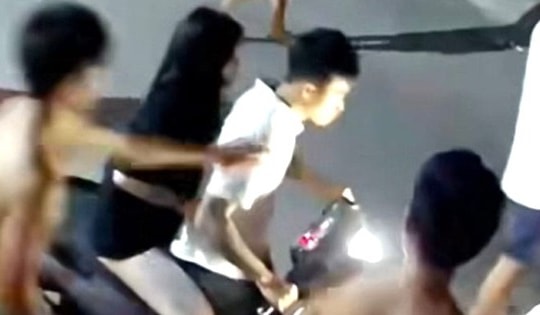 Thanh niên bị đánh hội đồng, lao xe máy vào người dù đã nằm bất động