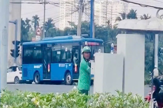 Phạt người đàn ông tự ý điều chỉnh đèn tín hiệu giao thông ở TP HCM