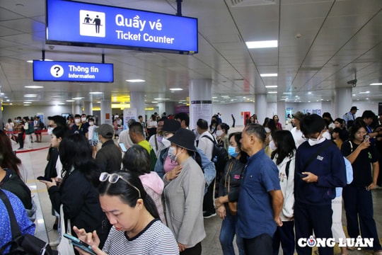 Người dân TP HCM xếp hàng chờ đi Metro số 1 trong ngày đầu thu phí