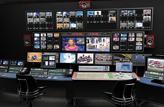 Dự đoán báo chí truyền thông năm 2025: Sụt giảm niềm tin từ công chúng và sự trỗi dậy của người sáng tạo