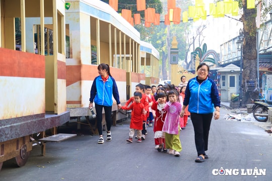 Độc đáo hình ảnh toa tàu điện cũ tại Phố Bích hoạ Phùng Hưng đón Tết 2025