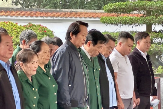 Trung ương Hội cựu thanh niên xung phong Việt Nam dâng hương và trao quà tại Ngã ba Đồng Lộc