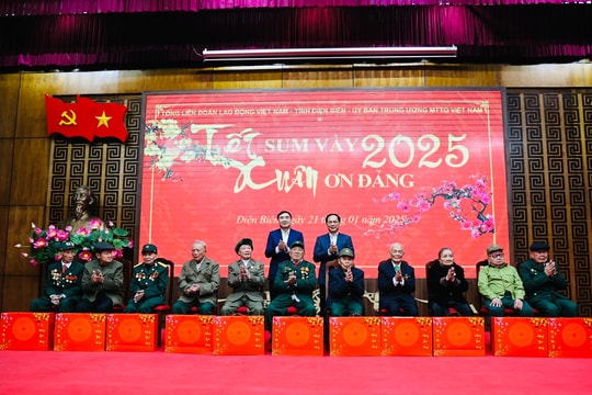 Phó Thủ tướng Bùi Thanh Sơn dự Chương trình Tết sum vầy - Xuân ơn Đảng năm 2025 tại Điện Biên