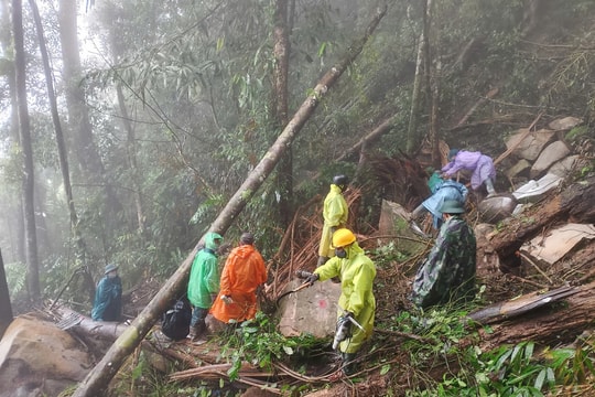 Quảng Nam huy động hàng chục cán bộ, chiến sĩ khắc phục sạt lở đá tại làng Tu Hon, Nam Trà My