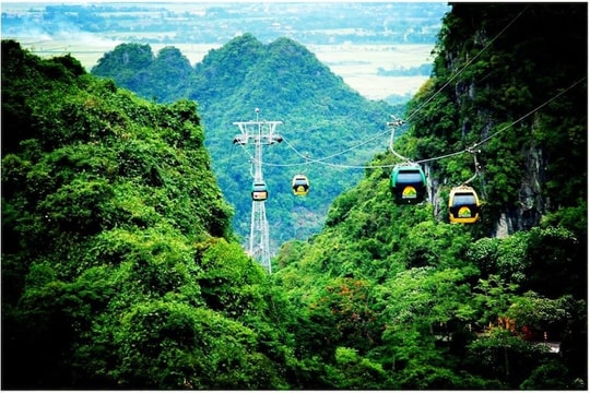 Đưa tuyến cáp treo hơn 1.700 tỉ đồng nối chùa Hương với Hòa Bình vào hoạt động