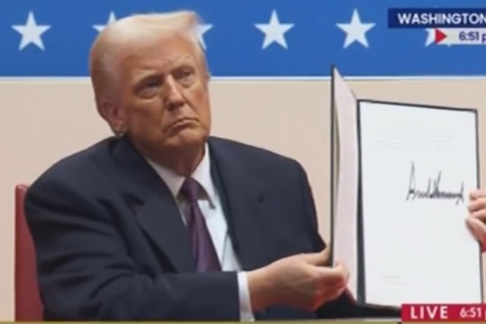 Ông Trump ký hàng loạt sắc lệnh và chỉ thị trước đám đông người ủng hộ