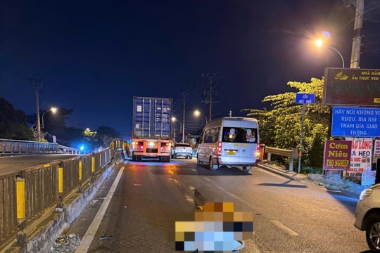 TP HCM: Bị container cán sau va chạm với ô tô, hai vợ chồng thương vong