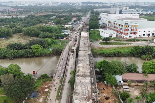 Khan hiếm vật liệu, cầu 700 tỷ đồng ở TP HCM không thể 'về đích' trước Tết Nguyên đán