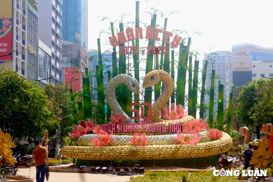 Linh vật rắn đường hoa Nguyễn Huệ TP HCM chính thức 'lộ diện'