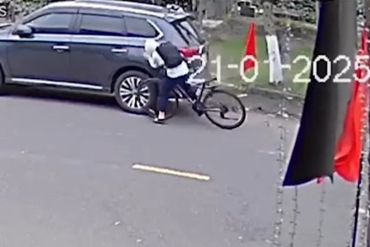 Đạp xe đi học chẳng may va vào ô tô đang đỗ, nam sinh Đà Nẵng có hành động siêu dễ thương