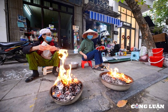 Tiễn ông Công, ông Táo về trời, nhiều tuyến đường Thủ đô 'rực lửa' vì đốt vàng mã