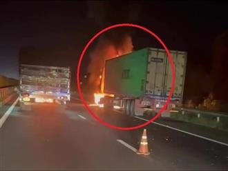 Xe container bốc cháy trên cao tốc TP. HCM - Dầu Giây ùn tắc dài 3km