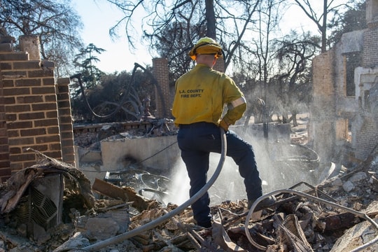Cháy rừng Los Angeles lại bùng phát, hàng chục nghìn người phải sơ tán