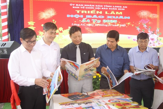 Long An giới thiệu gần 200 ấn phẩm, tạp chí Xuân của Trung ương và các địa phương