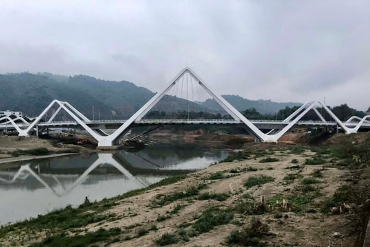 Lào Cai: Đưa vào sử dụng cây cầu Phú Thịnh bắc qua sông Hồng