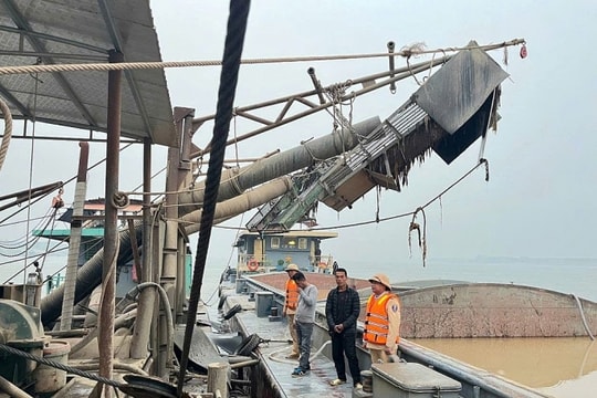 Bắt quả tang nhóm đối tượng khai thác cát trái phép trên Sông Hồng