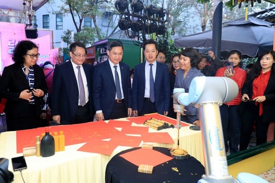 Robot viết thư pháp tại Phố sách Xuân Ất Tỵ 2025