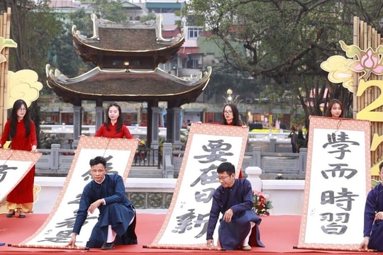 Hội chữ Xuân Ất Tỵ 2025 tại Văn Miếu chính thức mở cửa đón giao thừa