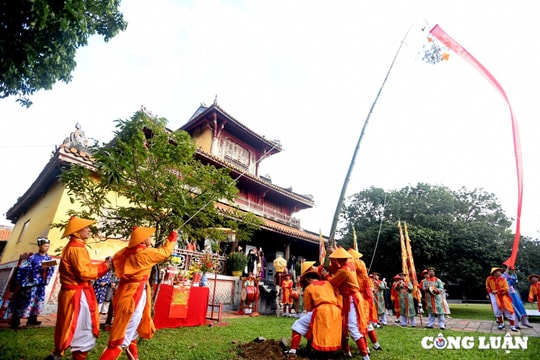 Độc đáo nghi lễ thượng nêu trong Hoàng thành Huế