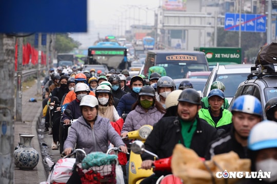 Người dân rời Thủ đô về quê ăn Tết, nhiều tuyến đường ùn tắc nghiêm trọng