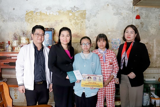 Nhóm tác giả đoạt giải A Giải Diên hồng năm 2025 trao tặng toàn bộ giải thưởng cho gia đình khó khăn tỉnh Yên Bái