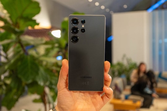 Tại sao Galaxy S25 không tích hợp tiêu chuẩn sạc không dây Qi2?