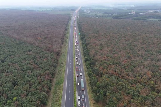 Giải tỏa kẹt xe từ sáng sớm trên cao tốc TP. HCM - Phan Thiết