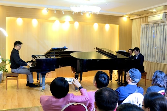 Lắng nghe tiếng dương cầm...