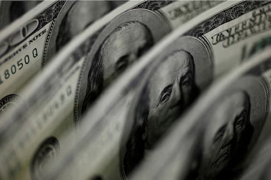 Đồng đô la Mỹ giảm giá khi Tổng thống Donald Trump 'dịu giọng' về thuế Trung Quốc