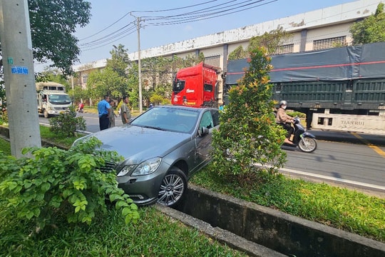 Container va chạm với ô tô tại TP HCM, 5 người may mắn thoát chết