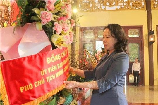Phó Chủ tịch nước Võ Thị Ánh Xuân dâng hương tưởng nhớ Chủ tịch Tôn Đức Thắng