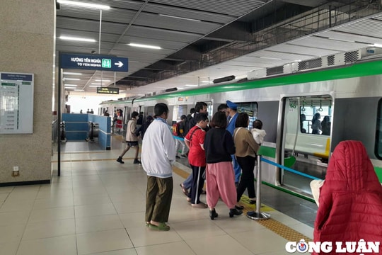 Người dân đi lại bằng tàu điện Thủ đô thế nào dịp Tết Nguyên đán 2025?