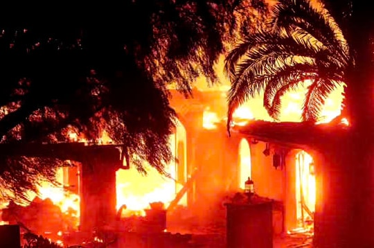 Ông Trump quyết dập tắt cháy rừng Los Angeles, dọa đóng cửa cơ quan quản lý khẩn cấp