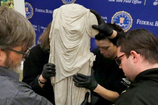 Phát hiện cổ vật cẩm thạch 2.000 năm tuổi trong túi rác