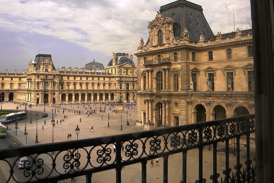 Bảo tàng Louvre ở Paris 'kêu cứu'