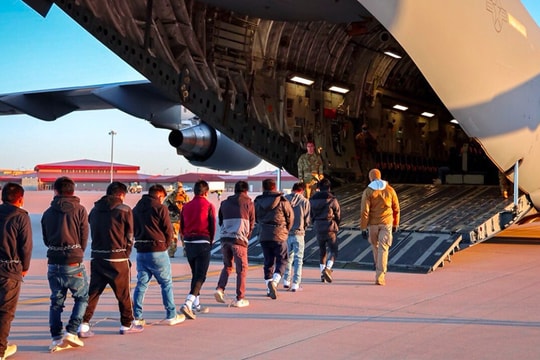 Mexico từ chối chuyến bay quân sự Mỹ trục xuất người nhập cư