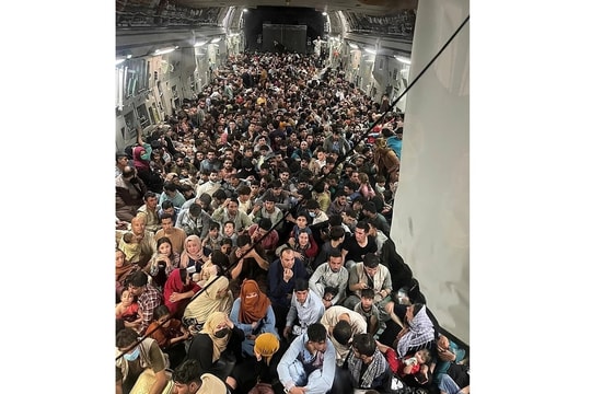 Mỹ bắt đầu sử dụng máy bay quân sự trục xuất người nhập cư