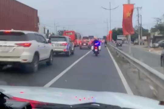 CSGT dùng xe đặc chủng mở đường trên cao tốc, đưa bé 3 tuổi đi cấp cứu