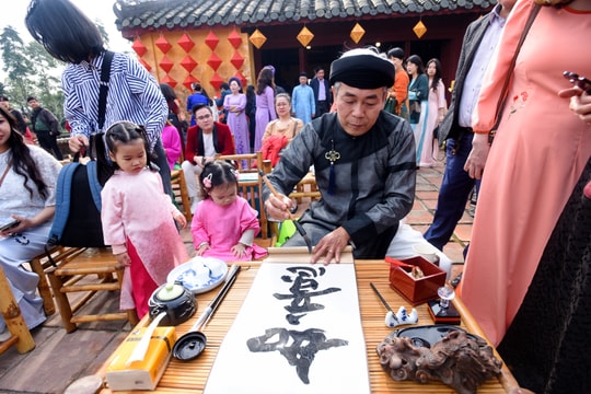 Du khách háo hức tham gia chương trình 'Phong vị Tết Huế' tại Đại Nội