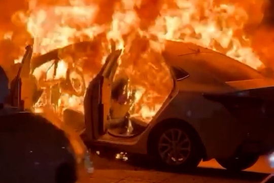 Xe ôtô bất ngờ bốc cháy dữ dội trên QL 20