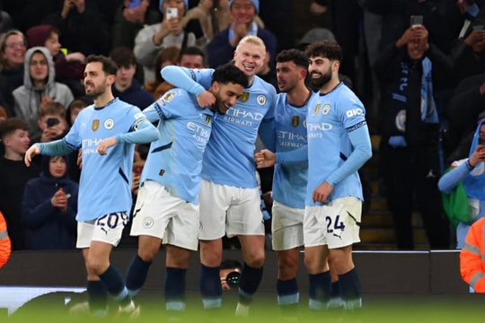 Ngược dòng đánh bại Chelsea, Man City trở lại top 4 Ngoại hạng Anh