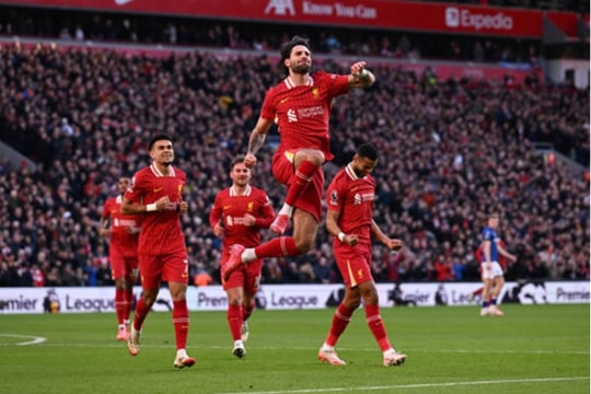 Liverpool thắng lợi lớn, Arsenal chật vật giữ vị trí 2 Ngoại hạng Anh