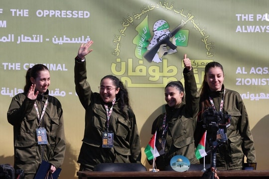 Hình ảnh và video Hamas tổ chức sự kiện thả 4 nữ con tin Israel ở Gaza