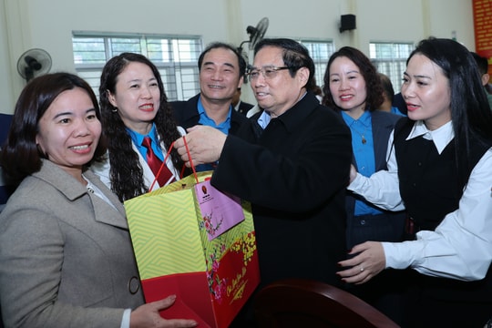 Thủ tướng Phạm Minh Chính thăm, tặng quà gia đình chính sách, hộ nghèo, công nhân lao động tại Thanh Hoá