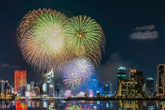 Cả nước rực rỡ pháo hoa và chương trình nghệ thuật đặc sắc đón Giao thừa Ất Tỵ 2025